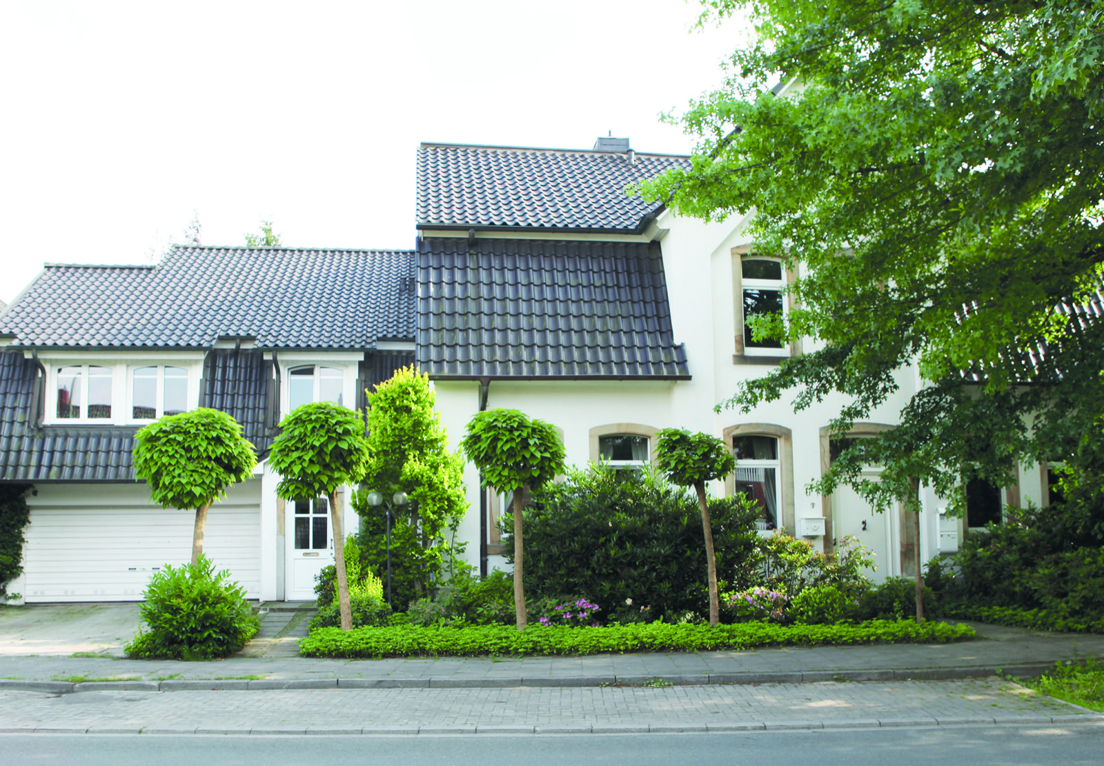 Hausansicht Time2lounge mit Parkplatz