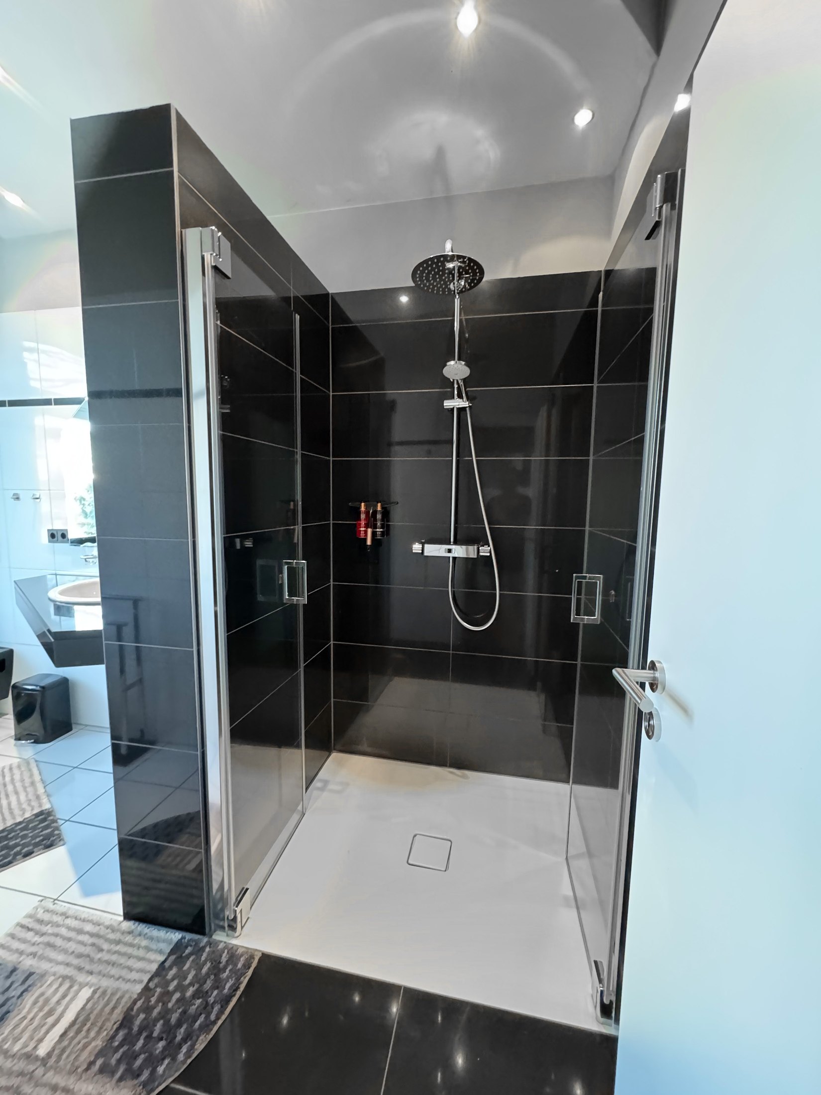 Bad mit Regendusche Businessappartment