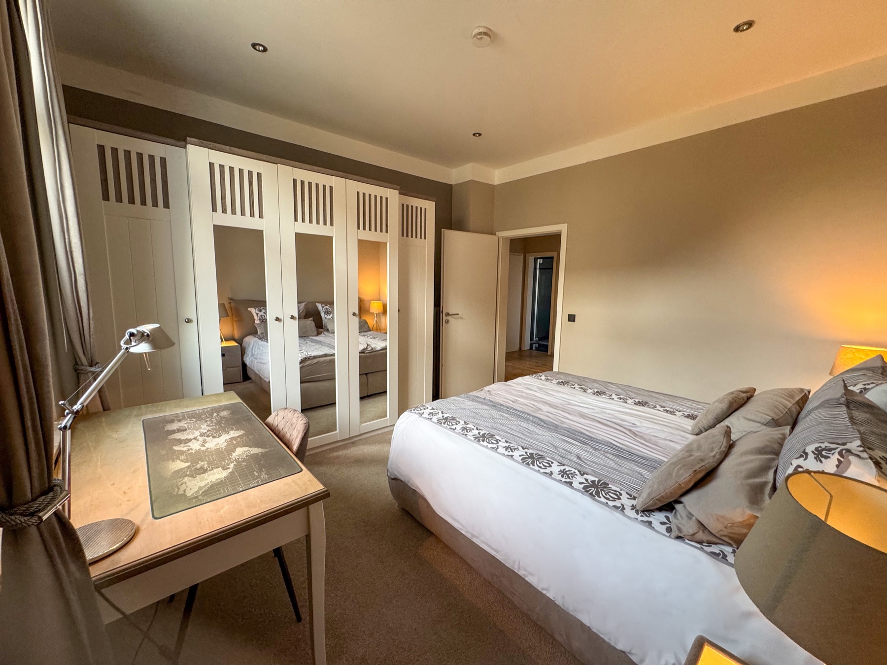 Schlafzimmer Businessappartment mit Boxspringbett