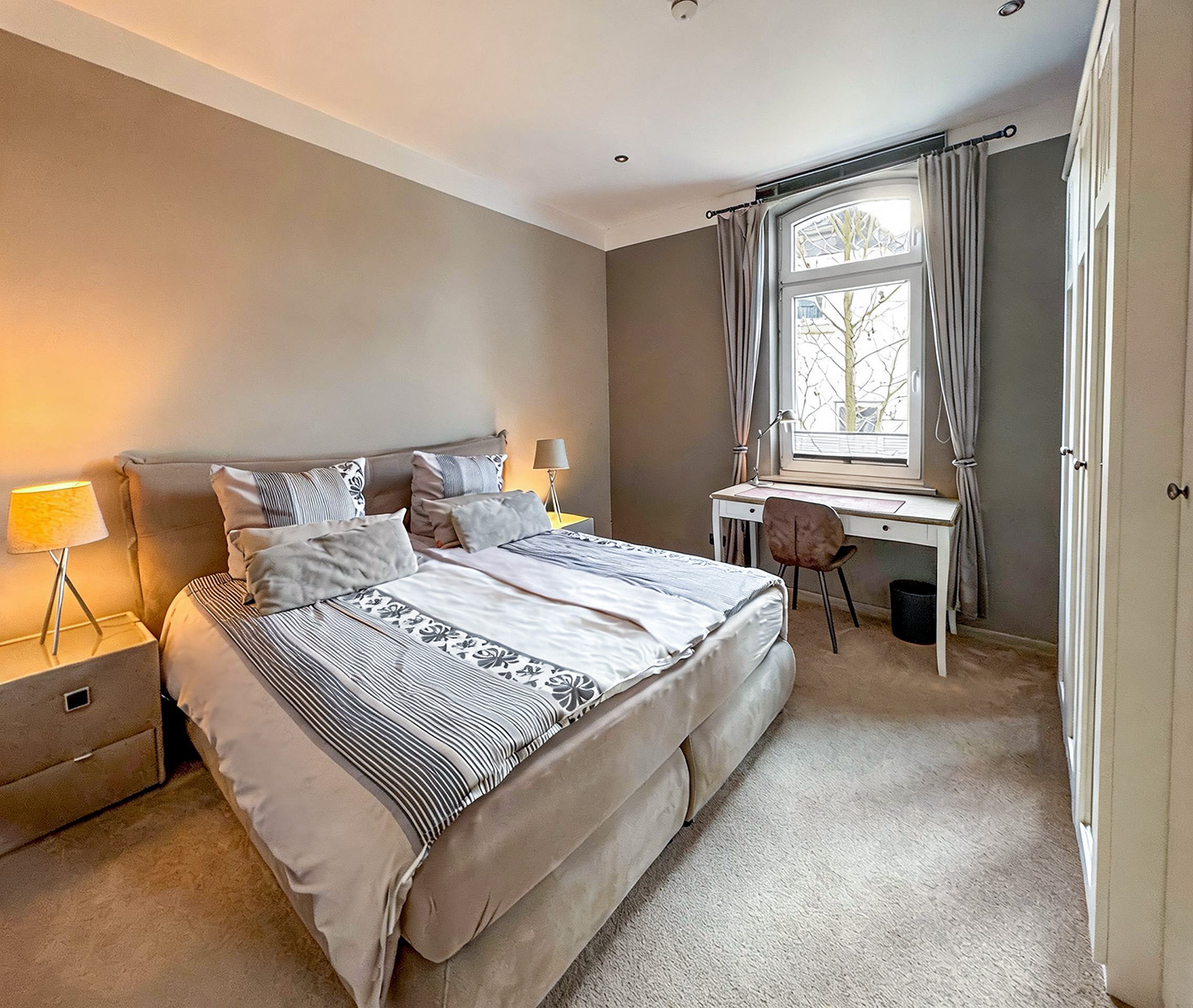 Schlafzimmer Businessappartment mit Schreibtisch