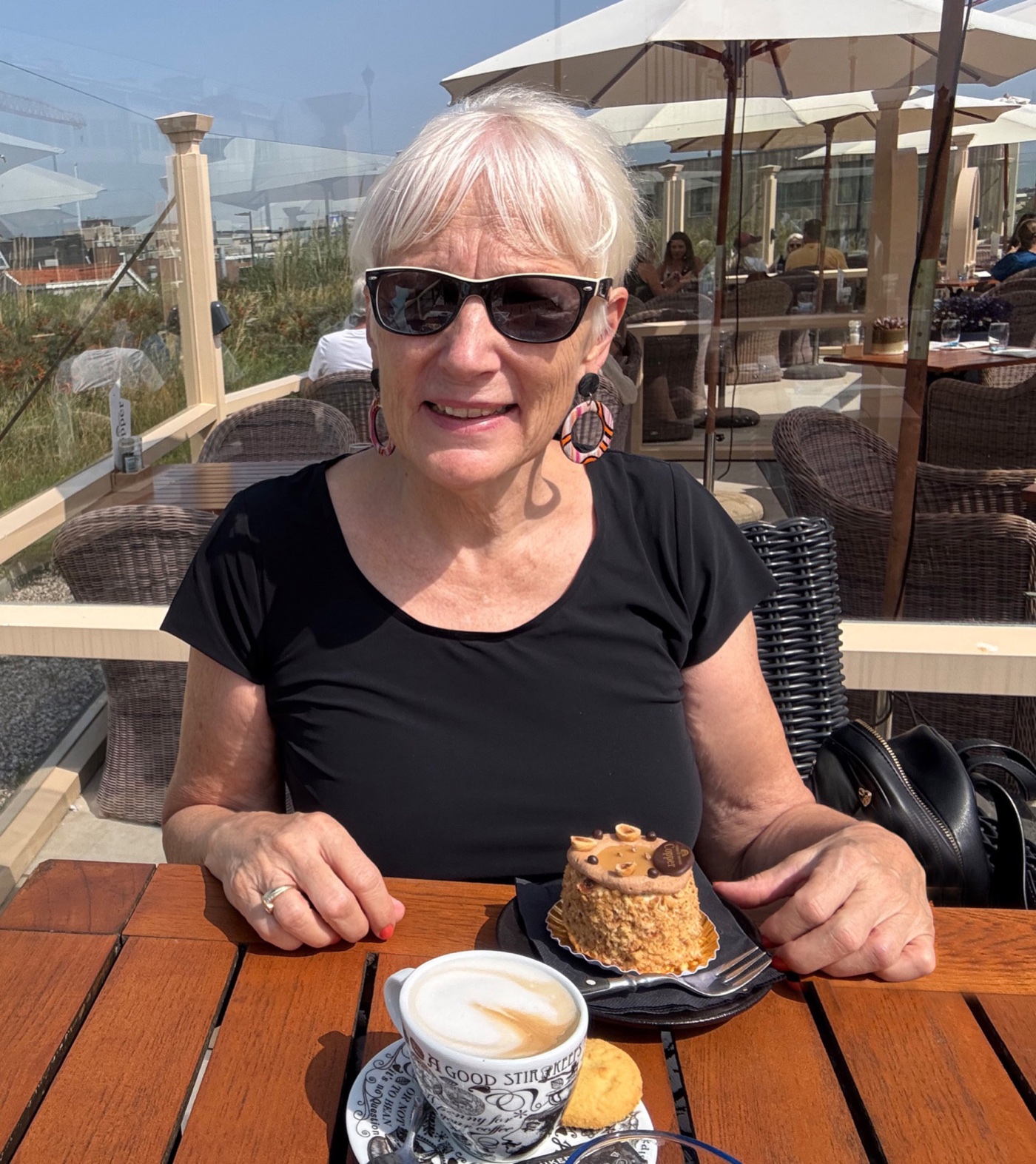 Henriette Malguth mit Kaffee und Kuchen